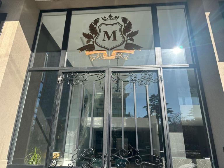 magnífica entrada al hermoso complejo