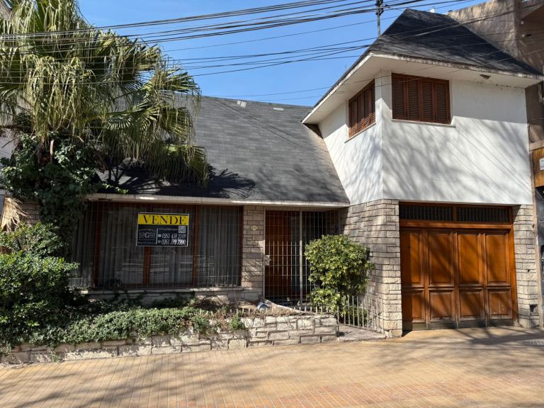 Gran casa, estilo chalet con todo el potencial en excelente punto de Mza.