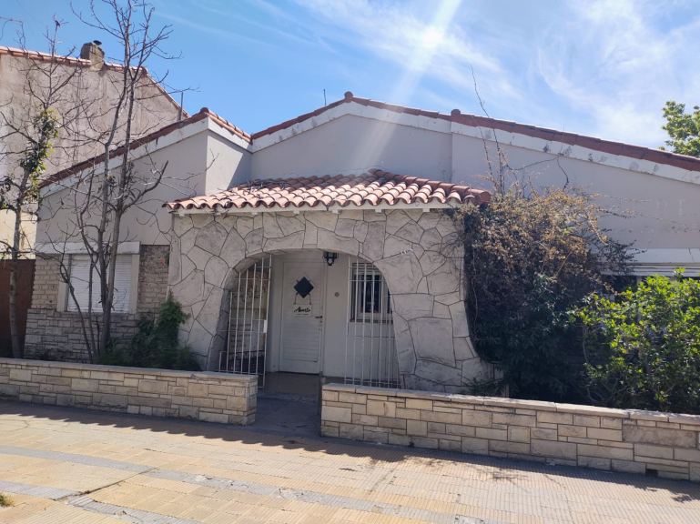 Destacada casa en un jerárquico punto céntrico de San Rafael.