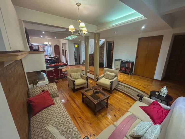 Destacada y completa casa/depto/oficinas/PH (APTA PROFESIONAL) en plena 5ta Sección, Mza