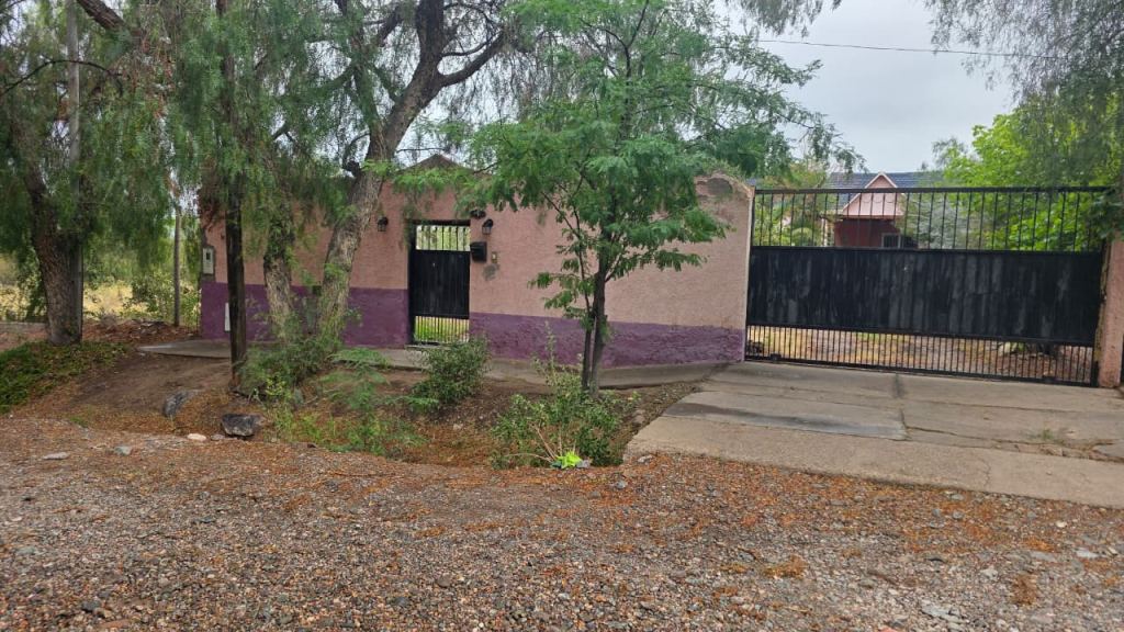 entrada a la casa con portones metálicos de firme consistencia