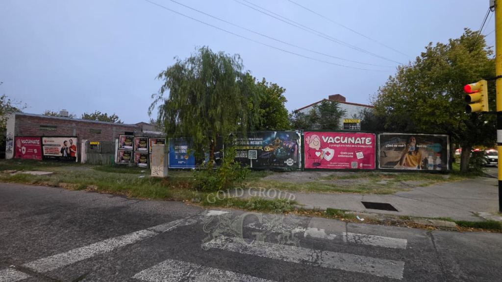 Un gran lote ( en formato esquina ) con todo el potencial para invertir