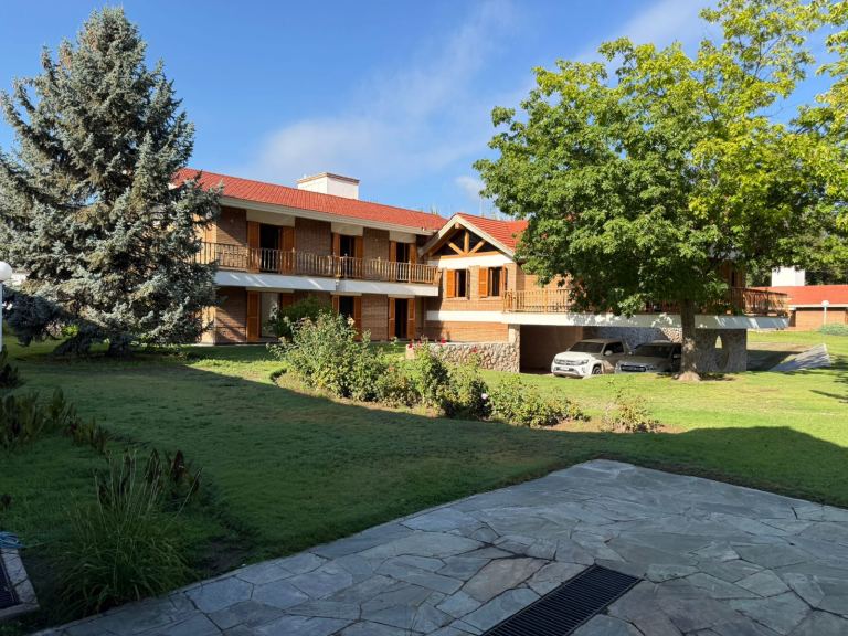 Espectacular casa en el corazón de Chacras de Coria.